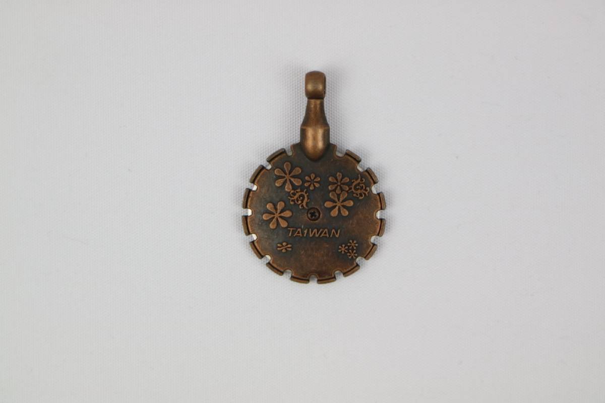 Thread Cutter Pendant by Sew Mate